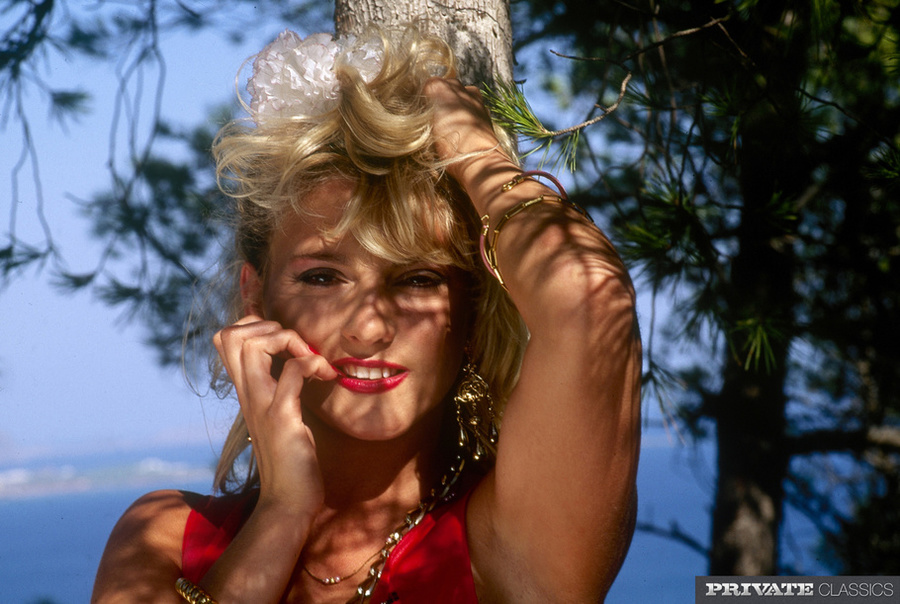 Smoking hot blonde in sexy red dress and hi - XXX Dessert - Picture 3