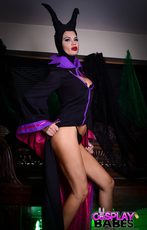 Maleficent Xxx Porn - Maleficent fills her cunt with a vibrator, causing her t ...