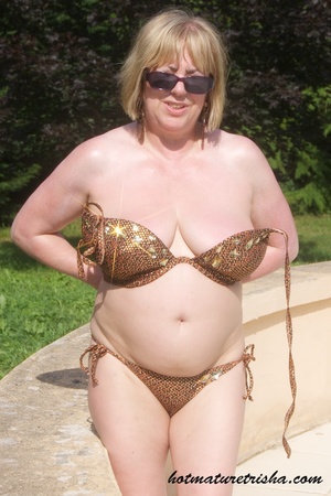 Mature hottie with sunglasses unstrings her sparkling golden brown bikini then displays her fat body with big soggy boobs outdoor. - Picture 10