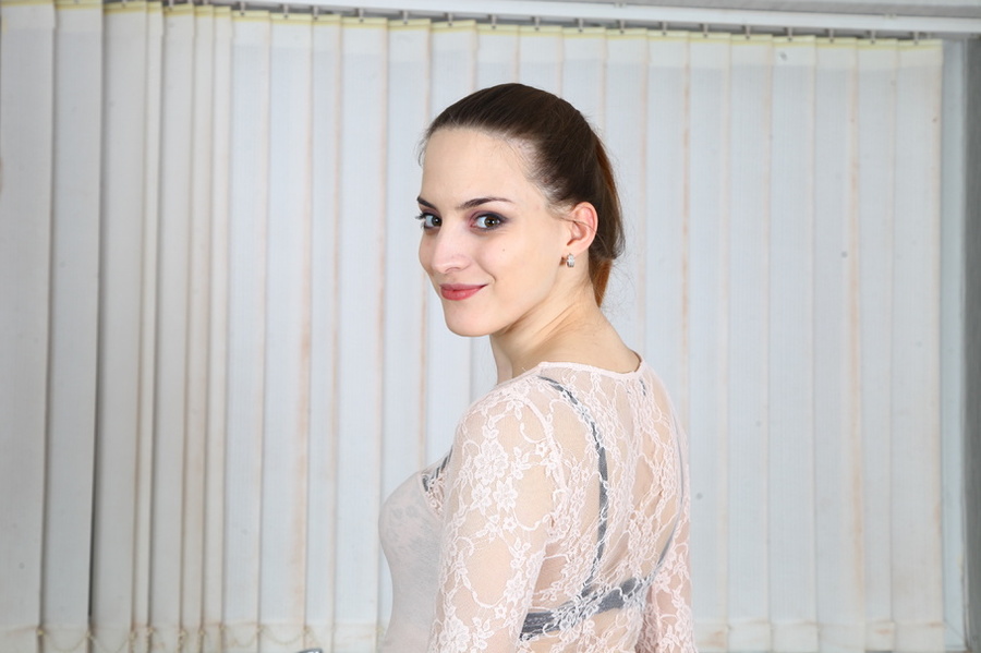 Teen tall chick in tight jeans pants gettin - XXX Dessert - Picture 1