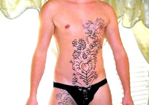 Hunk dude displays his muscular body with floral designed hena tattoos and his hot butt then takes off his black brief and expose his big dick. - Picture 1
