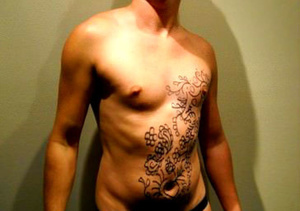 Hunk dude displays his muscular body with floral designed hena tattoos and his hot butt then takes off his black brief and expose his big dick. - XXXonXXX - Pic 2