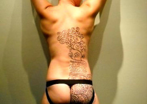 Hunk dude displays his muscular body with floral designed hena tattoos and his hot butt then takes off his black brief and expose his big dick. - Picture 4