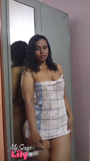 Indian hottie fresh from the shower takes off her blue and white checkered towel and bares her chubby body with soggy boobs and juicy big booty. - Picture 4