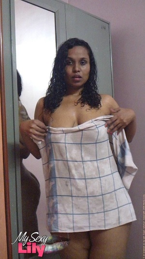 Indian hottie fresh from the shower takes off her blue and white checkered towel and bares her chubby body with soggy boobs and juicy big booty. - Picture 5