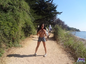 Fantastic trollop in a red top and denim shorts flashes at the trail. - Picture 2