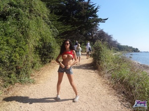 Fantastic trollop in a red top and denim shorts flashes at the trail. - Picture 4