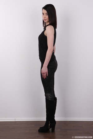 Stunning belle in a black top, pants, bo - Picture 3