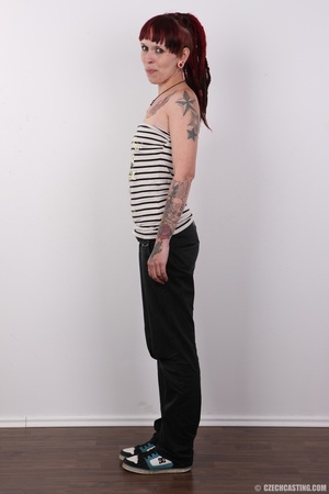 Sensational emo diva in a striped top an - Picture 3
