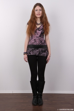 Welcoming girl in a floral top and black - Picture 2