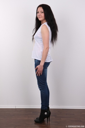 Raunchy diva in a white top, jeans and b - XXX Dessert - Picture 3