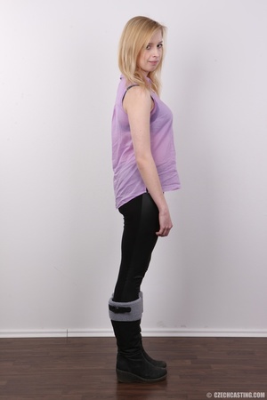Pretty trick in a purple top, black legg - Picture 3