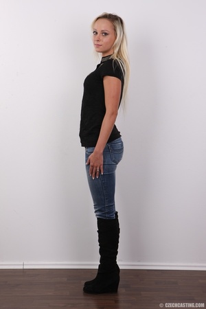 Glamorous chick in a black top, jeans an - Picture 3