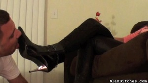 Kinky girl asks friend to clean the shoe - XXX Dessert - Picture 3