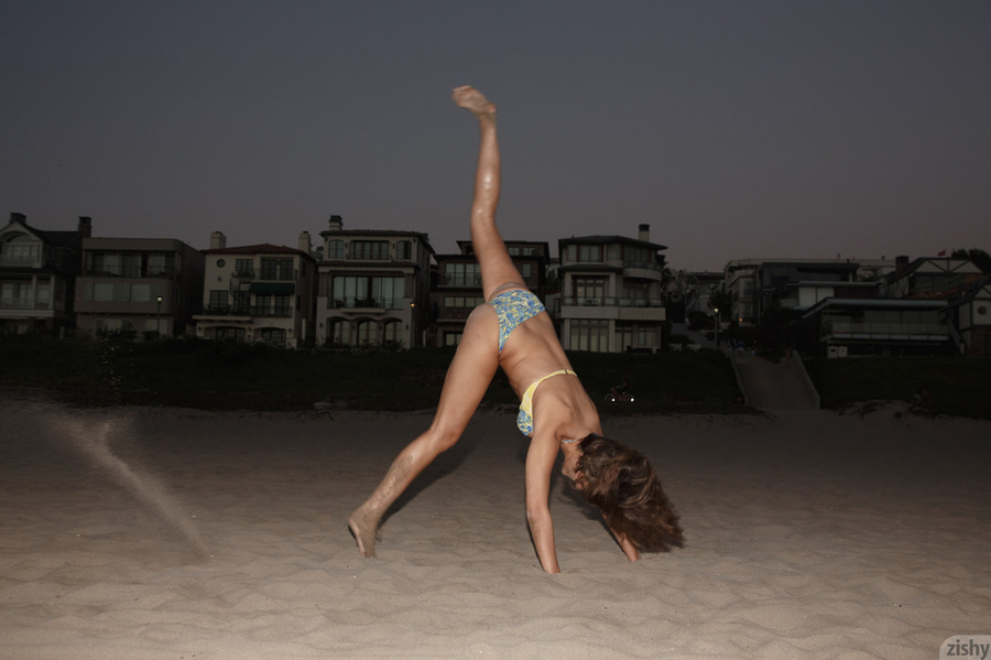 Gorgeous babe pose her foxy body while she  - XXX Dessert - Picture 12
