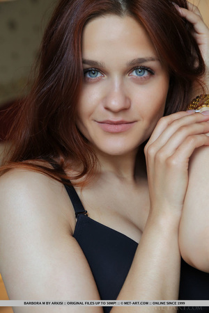 Remarkable red-haired tramp in black und - Picture 1