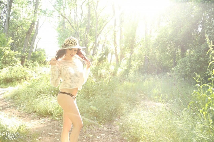 Sweet babe wearing black and white hat pose - XXX Dessert - Picture 1