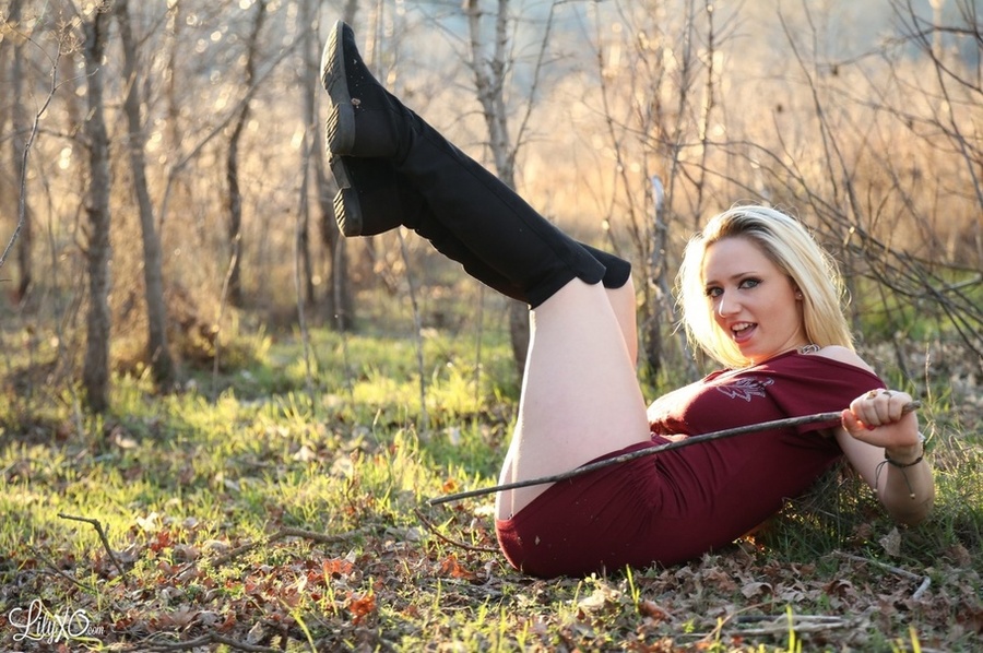 Pretty babe with blonde hair displays her h - XXX Dessert - Picture 3