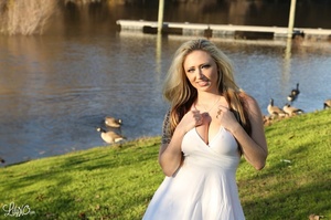 Pretty blonde in lovely white dress pose - Picture 1