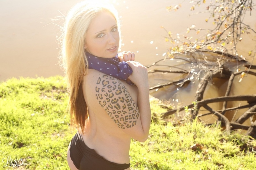 Steaming hot blonde displays her alluring b - XXX Dessert - Picture 11