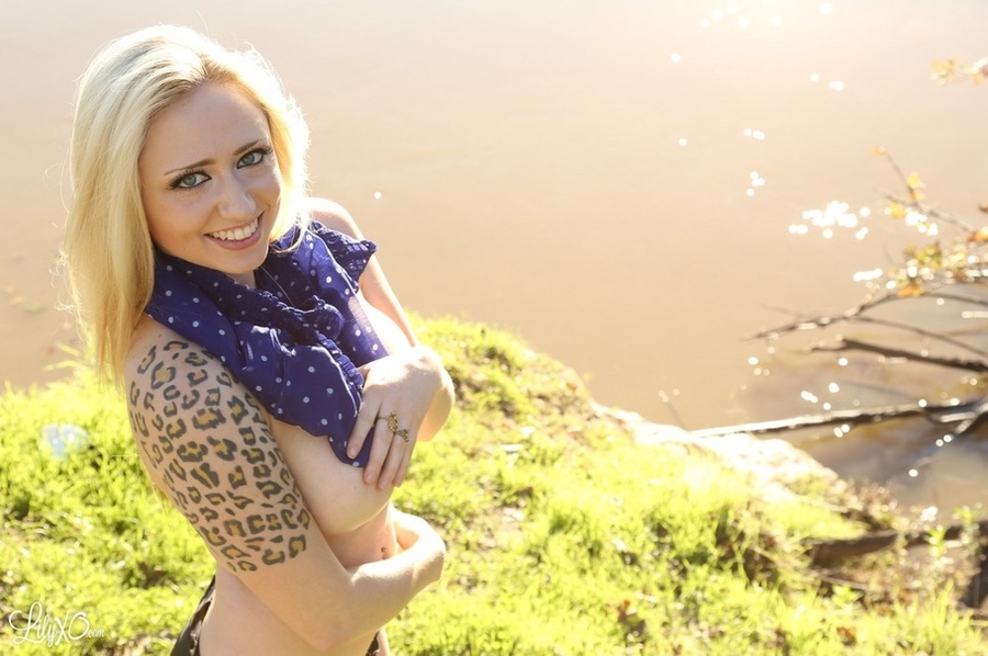 Steaming hot blonde displays her alluring b - XXX Dessert - Picture 12