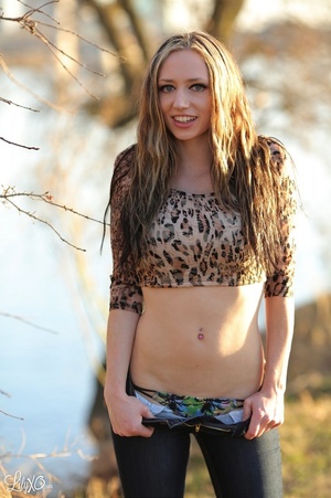 Stunning babe wearing hanging leopard sh - Picture 1