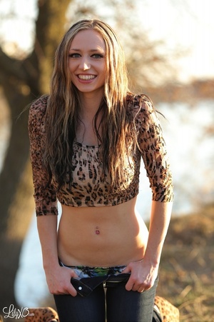 Stunning babe wearing hanging leopard sh - Picture 10