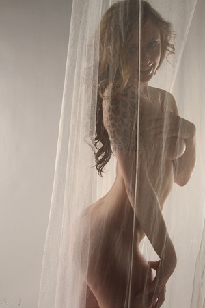 Naked babe pose behind the curtain and s - XXX Dessert - Picture 7