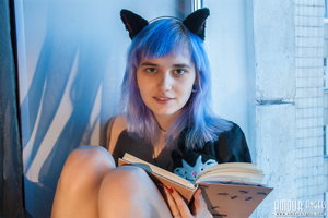 Blue haired cosplay girl in a kitty costume - Picture 1