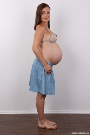 Proud momma-to-be shows off her pregnant - Picture 5