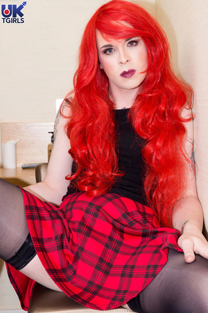Red-hot redhead with vibrant locks looks - Picture 3