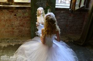 Teeny blonde takes off her bride dress and shows off - Picture 7