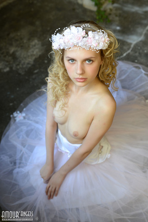 Blonde bride loves to show her naked body - Picture 9