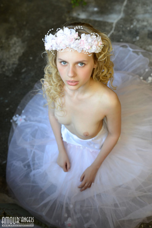 Blonde bride loves to show her naked body - Picture 10