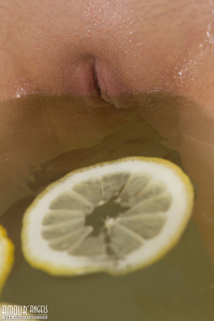 Blonde cutie takes a bath with many lemons - Picture 6