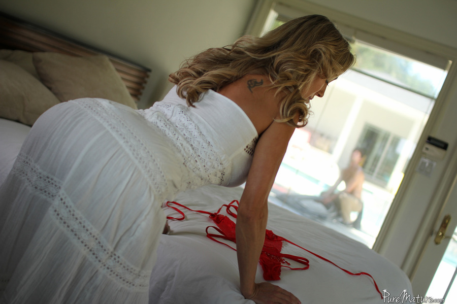 Slutty blonde woman seduces her handsome ga - XXX Dessert - Picture 3