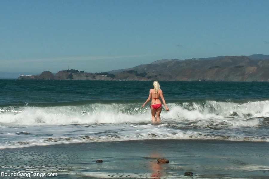 Hot California girl enters a dirty men's ro - XXX Dessert - Picture 4