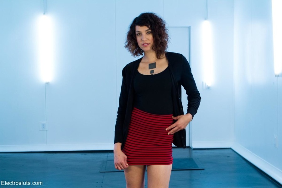 Caged slut's eyes widen while she is on the - XXX Dessert - Picture 2