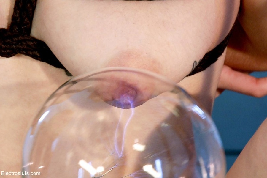 Electric current makes contact with a perky - XXX Dessert - Picture 7