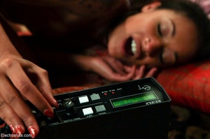 Two Gorgeous electrosluts play with curr - XXX Dessert - Picture 7