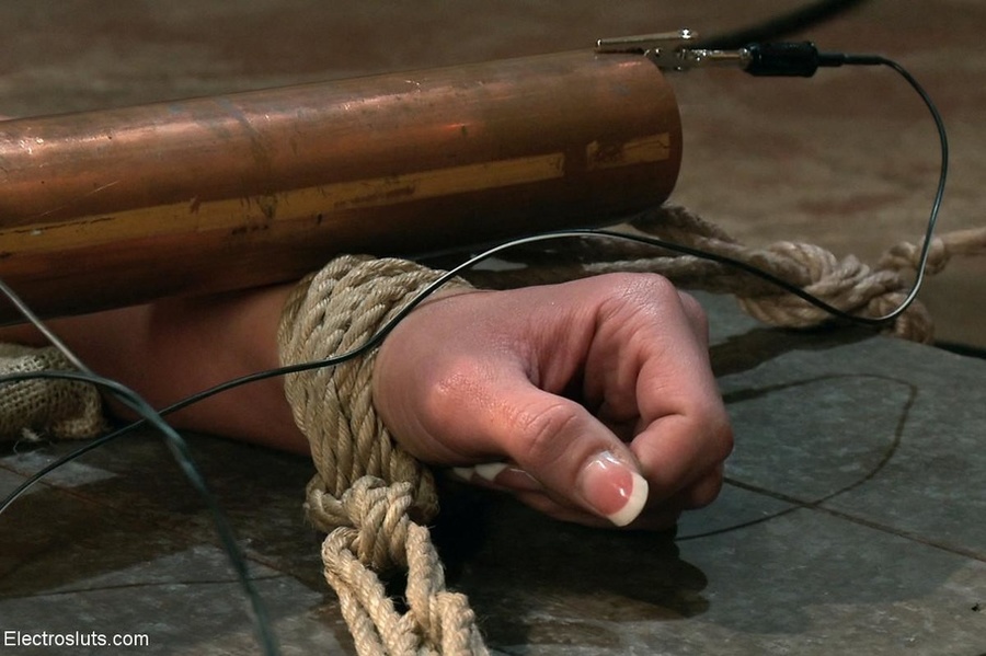 Babe is bent into a compromising position w - XXX Dessert - Picture 9