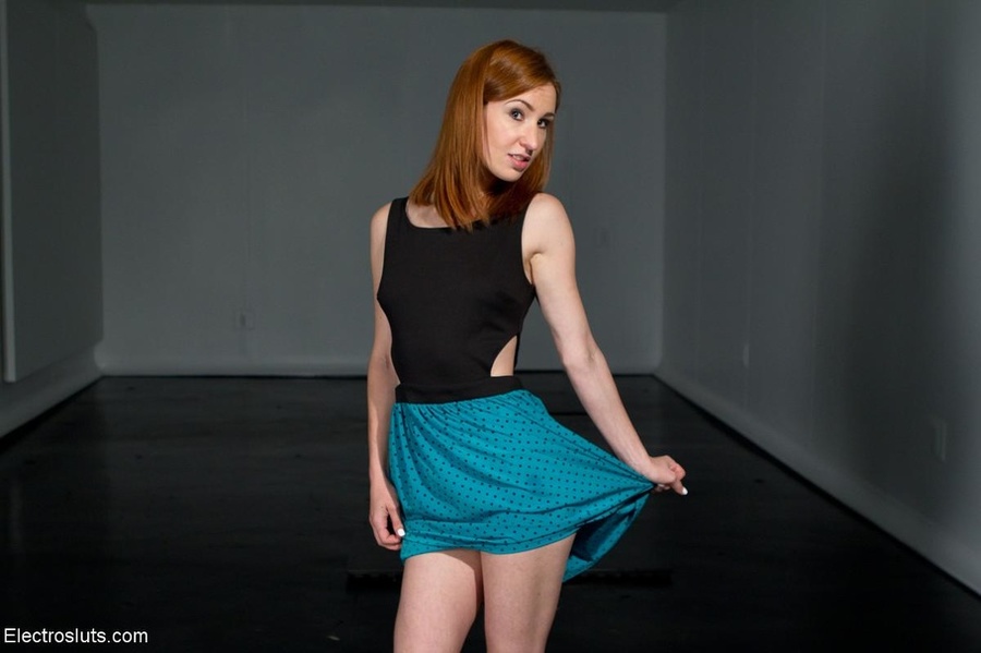 Ginger's pussy is connected to a plethora o - XXX Dessert - Picture 1