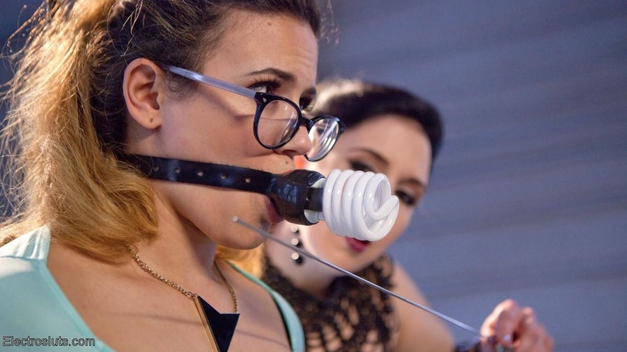 Ladies play with a lightbulb when their les - XXX Dessert - Picture 6