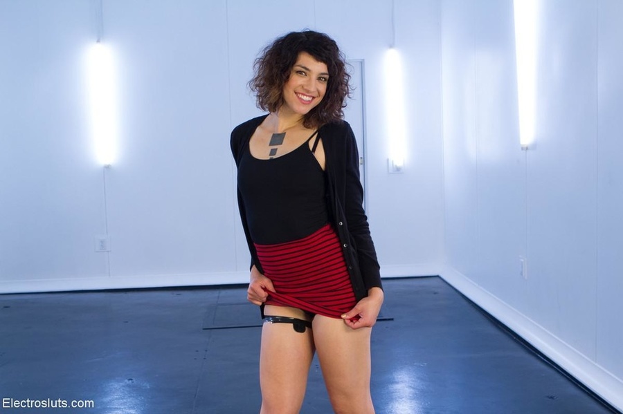 Curly haired screamer is tied in the box po - XXX Dessert - Picture 2