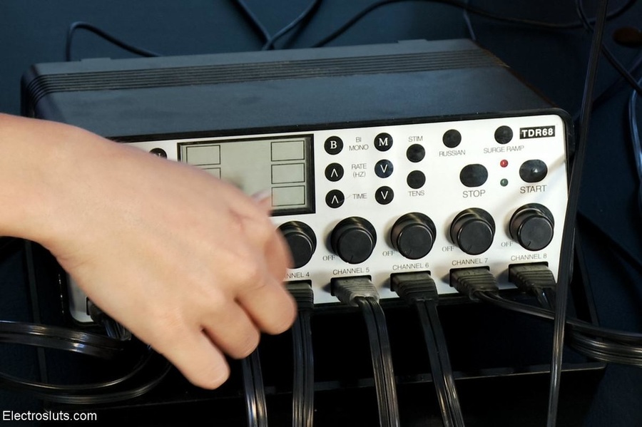 Arm and leg bands hold electrodes in place  - XXX Dessert - Picture 11