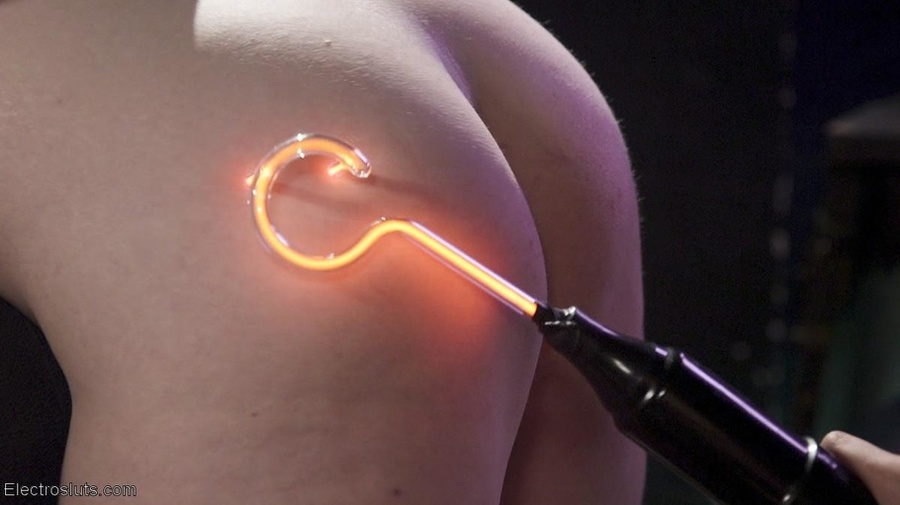 Lesbian domination between two sensual part - XXX Dessert - Picture 15