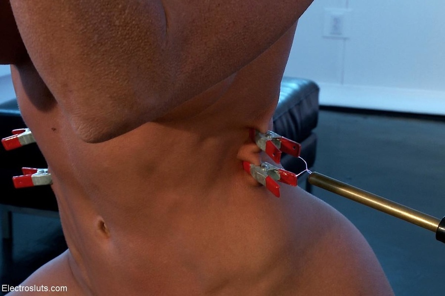 See volts hit the leg of a hottie who is be - XXX Dessert - Picture 13