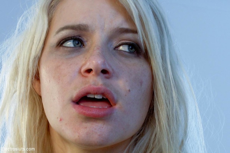 Violet wand and insertable electrode break  - XXX Dessert - Picture 16