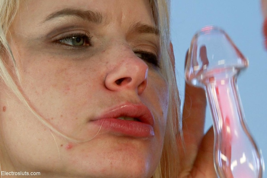 Violet wand and insertable electrode break  - XXX Dessert - Picture 17