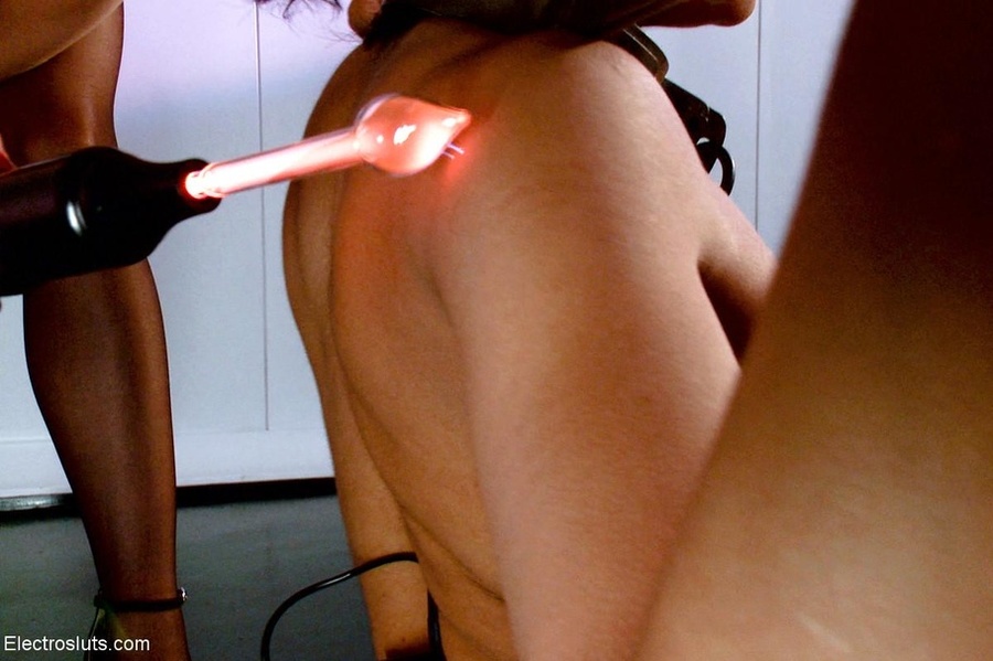 Dame's dimpled ass is touched by an electro - XXX Dessert - Picture 13